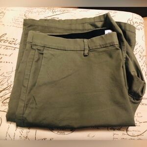 NWOT Old Navy Army Green Flat-Front Men’s Shorts